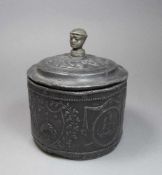 TABAKDOSE / TABAKBÜCHSE / tobacco tin, wohl Zinn, 19. Jh.; runde Form, aufgewölbter Deckel mit