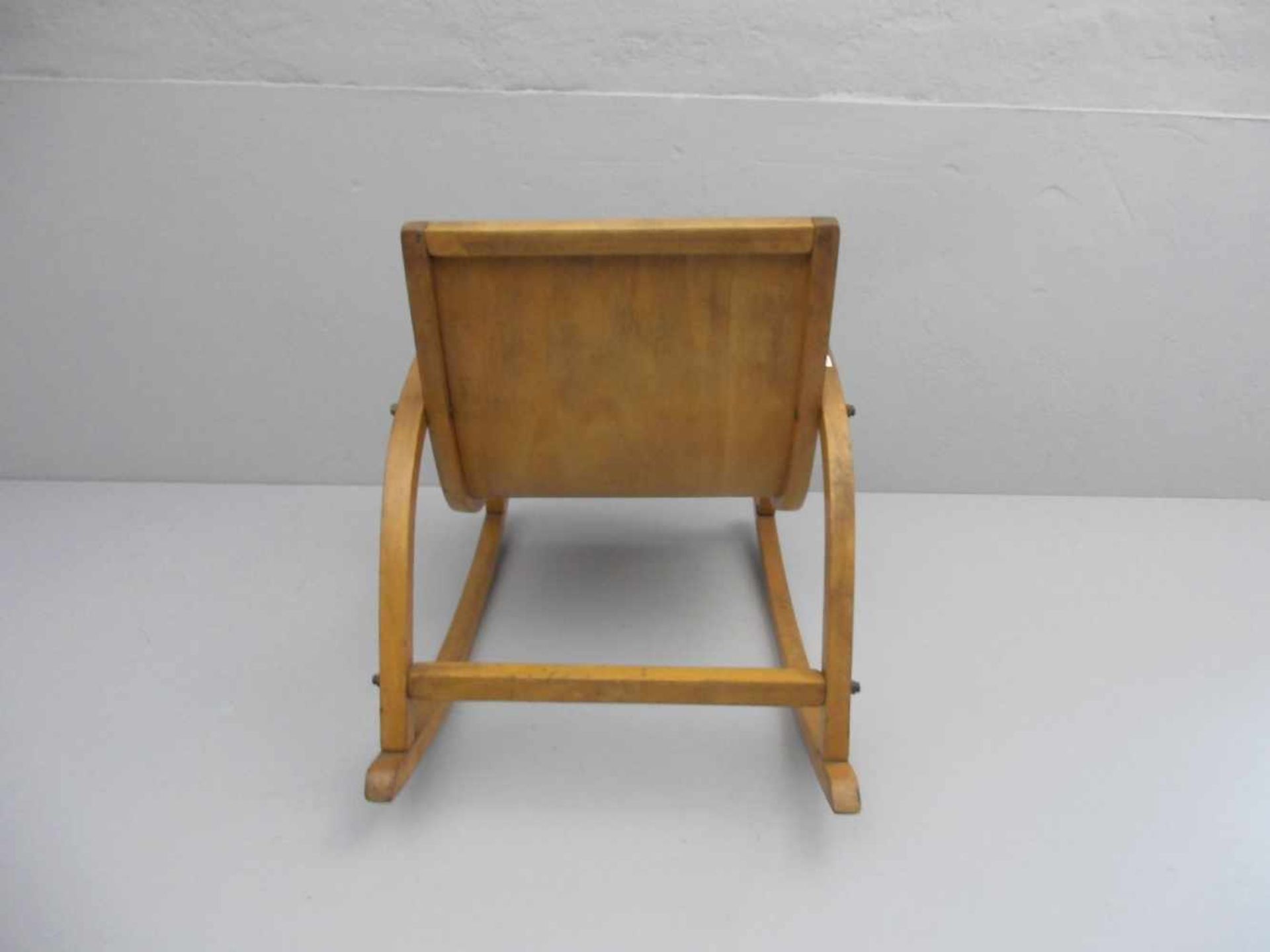 KINDER - SCHAUKELSTUHL / rocking chair for children, Niederlande, 1920er Jahre. Zargenrahmen aus - Bild 4 aus 4