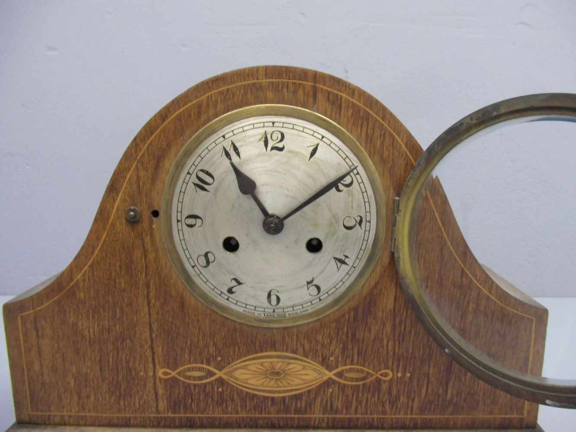 ENGLISCHE KAMINUHR / fire place clock, im gebogten Gehäuse mit Intarsien, Zifferblatt bezeichnet „ - Image 3 of 5