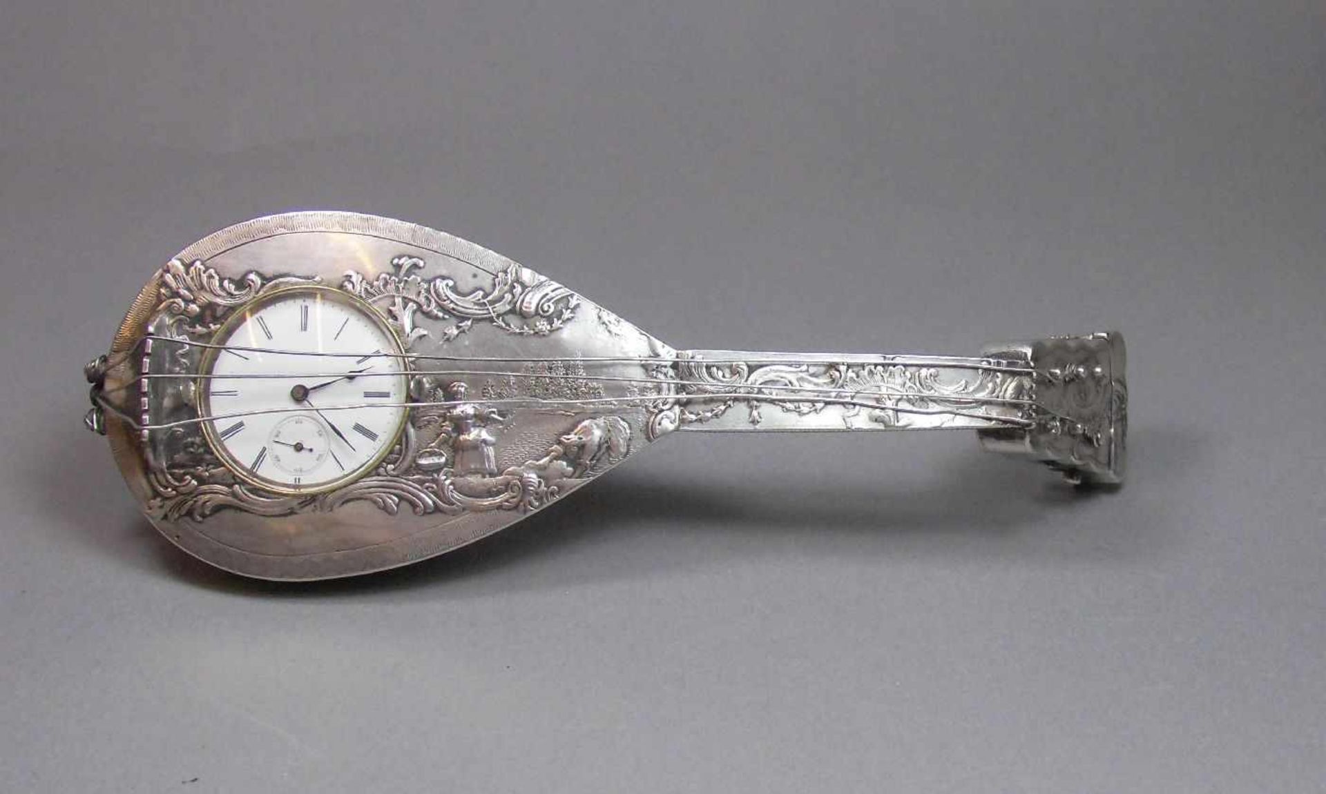 SILBERNE TISCHUHR / TASCHENUHR IM GEHÄUSE IN FORM EINER LAUTE, Sterlingsilber, London 1890,