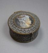 DECKELDOSE MIT MINIATURMALEREI / casket with miniature painting, 19./ 20. Jh., Metall und Tempera