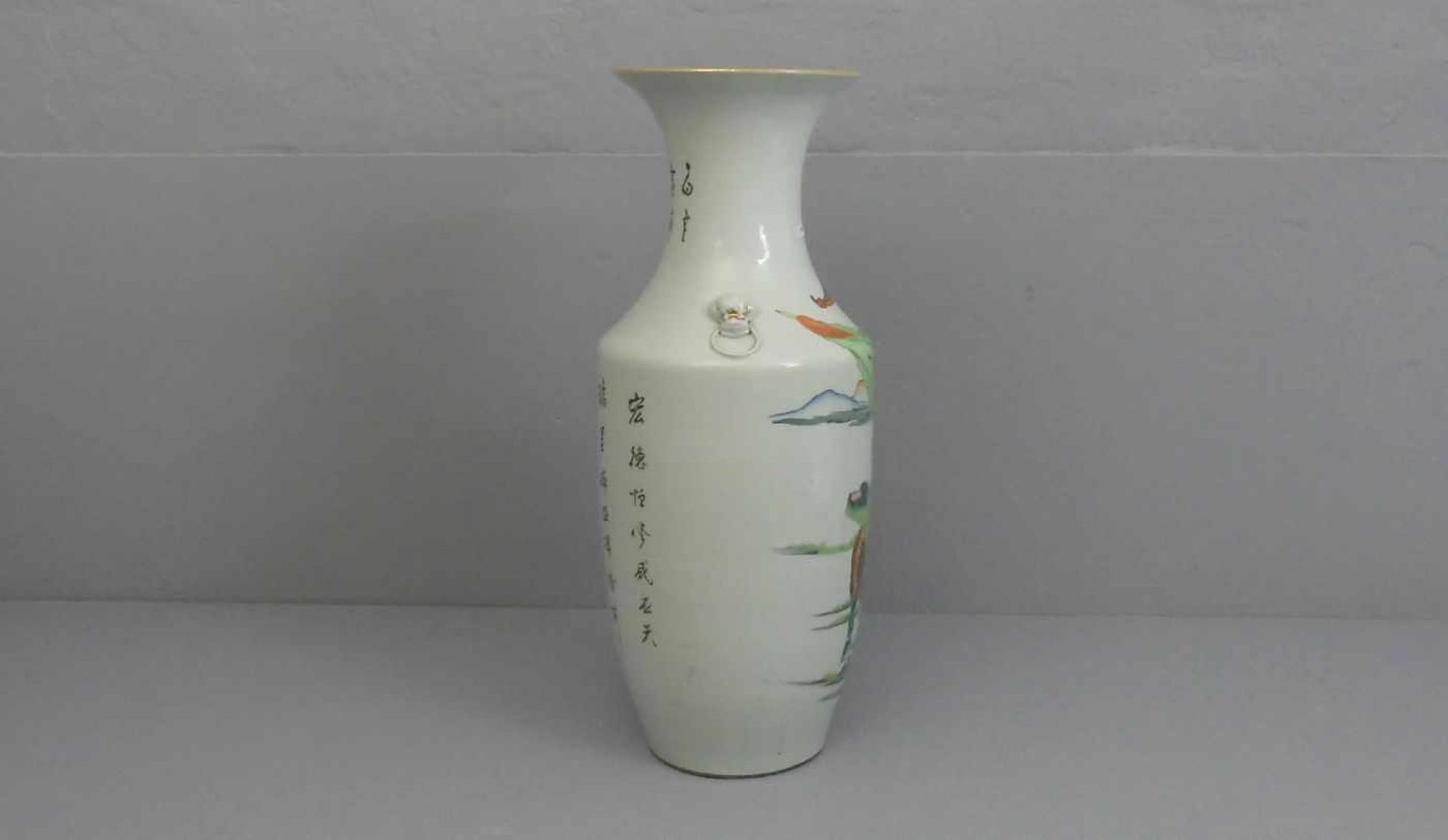 VASE, Porzellan, China (ungemarkt). Rundstand, leicht gebauchte Wandung mit eingezogener Schulter, - Bild 3 aus 5