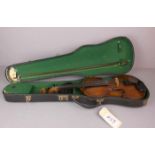 GEIGE / VIOLINE MIT KOFFER, dunkel lasiertes Holz, in altem Geigenkoffer mit Bogen. Geige innen