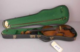 GEIGE / VIOLINE MIT KOFFER, dunkel lasiertes Holz, in altem Geigenkoffer mit Bogen. Geige innen