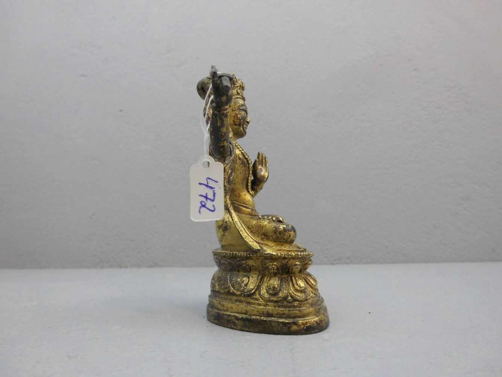 FIGUR: BUDDHA MANJUSHRI TARA, Asien. Bronze, dunkel und goldfarben patiniert. Buddha auf Lotussockel - Bild 2 aus 5
