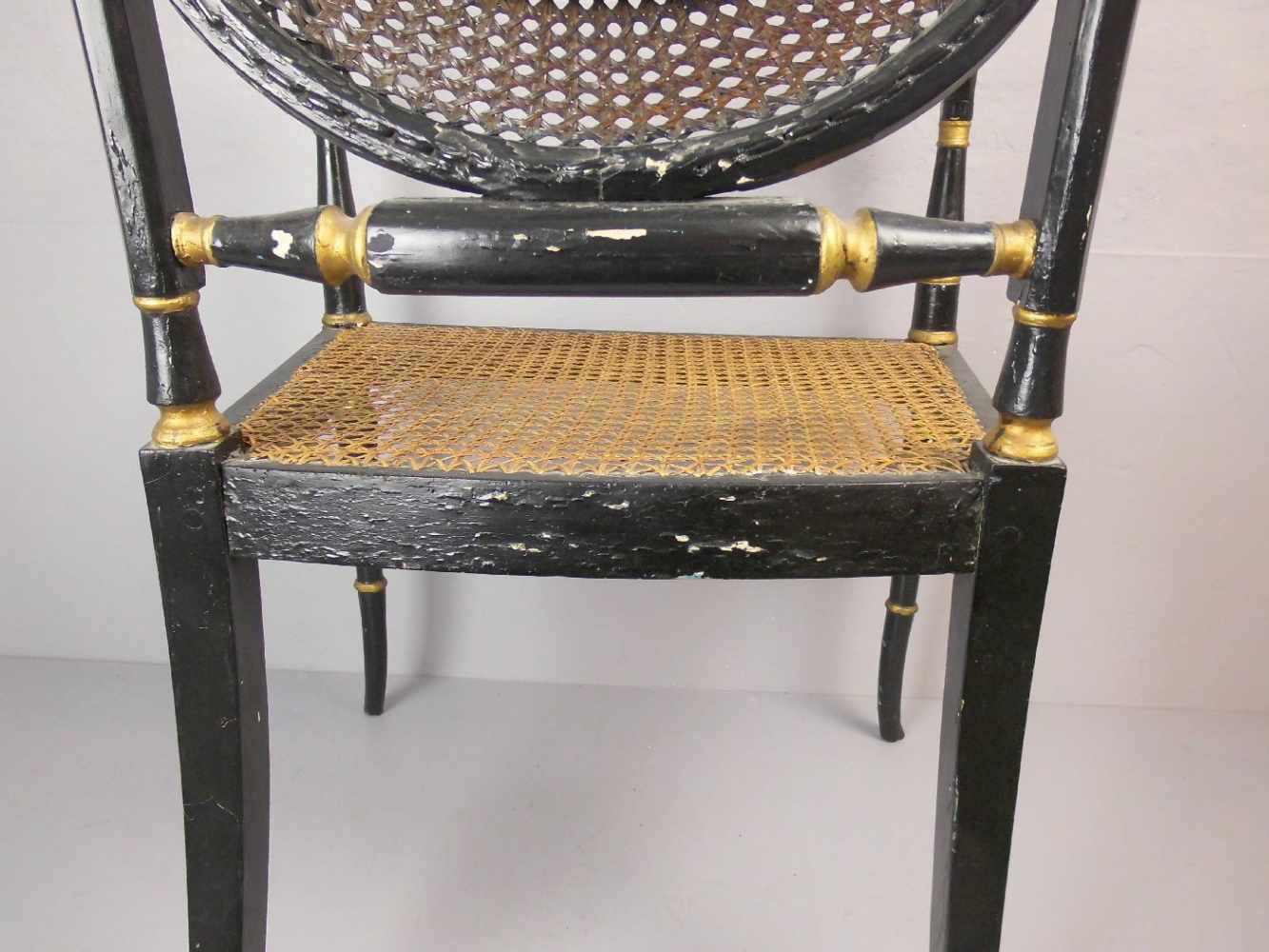 ARMLEHNSTUHL MIT GEFLECHT UND BLÜTENSTAFFAGE, um 1830. Zargenkonstruktion mit trapezförmigem Sitz - Image 4 of 12