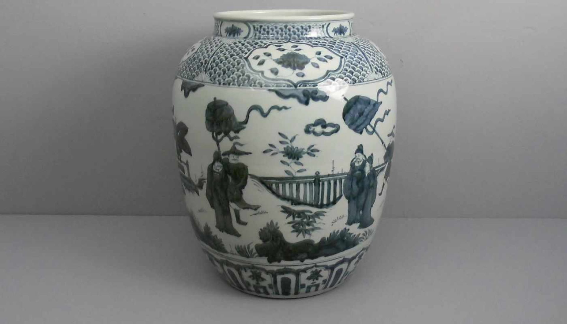 GROSSE VASE / BODENVASE, China (ungemarkt). Balusterform mit konischer Wandung, eingezogener - Bild 2 aus 4