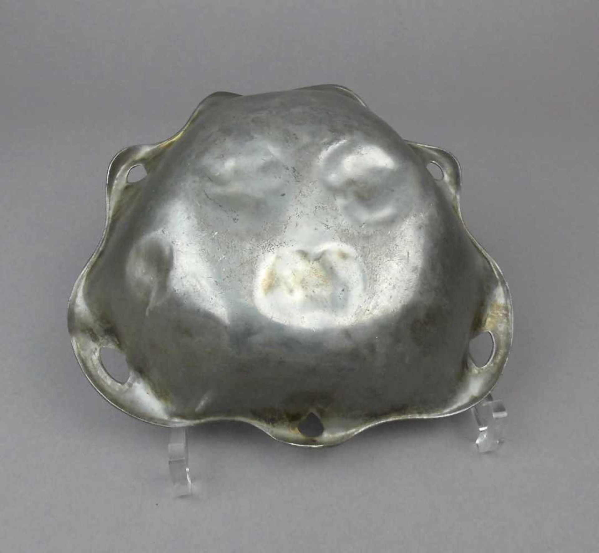 JUGENDSTIL - SCHALE / art nouveau pewter bowl, Zinn (ungemarkt), um 1900. Dreipassige Form mit - Image 3 of 3