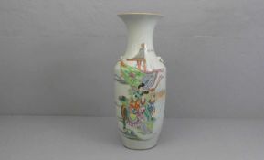 VASE, Porzellan, China (ungemarkt). Rundstand, leicht gebauchte Wandung mit eingezogener Schulter,