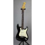 E-GITARRE : FENDER SQUIER STRATOCASTER, Schwarzer Bodie / Body mit creme-weißem Schlagbrett. Gitarre