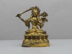 FIGUR: BUDDHA MANJUSHRI TARA, Asien. Bronze, dunkel und goldfarben patiniert. Buddha auf Lotussockel