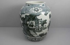 GROSSE VASE / BODENVASE, China (ungemarkt). Balusterform mit konischer Wandung, eingezogener