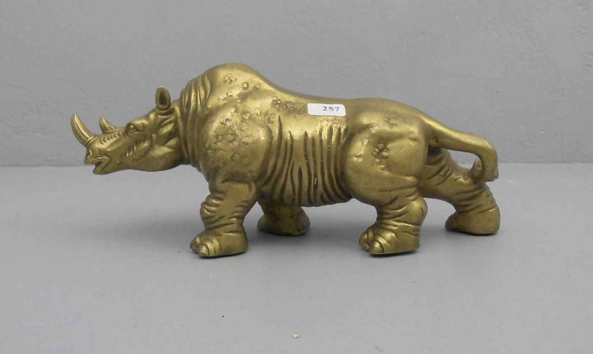 SKULPTUR: "Nashorn", Bronzegelbguss, um 1900; naturalistisch gearbeitetes Nashorn in kraftvoller