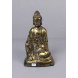 BUDDHA - SKULPTUR, Bronze, dunkelbraun patiniert mit goldenen Akzentuierungen. Leicht lächelnder