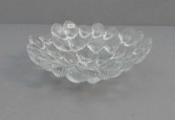 GLASSCHALE mit Muschelmotiven im Relief / bowl. Tief gemuldete Form mit geschweiftem, unregelmäßigem