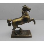 SKULPTUR: "Aufsteigendes Pferd", bronzierter Zinkguss. In leichter Stilisierung gearbeitetes Pferd