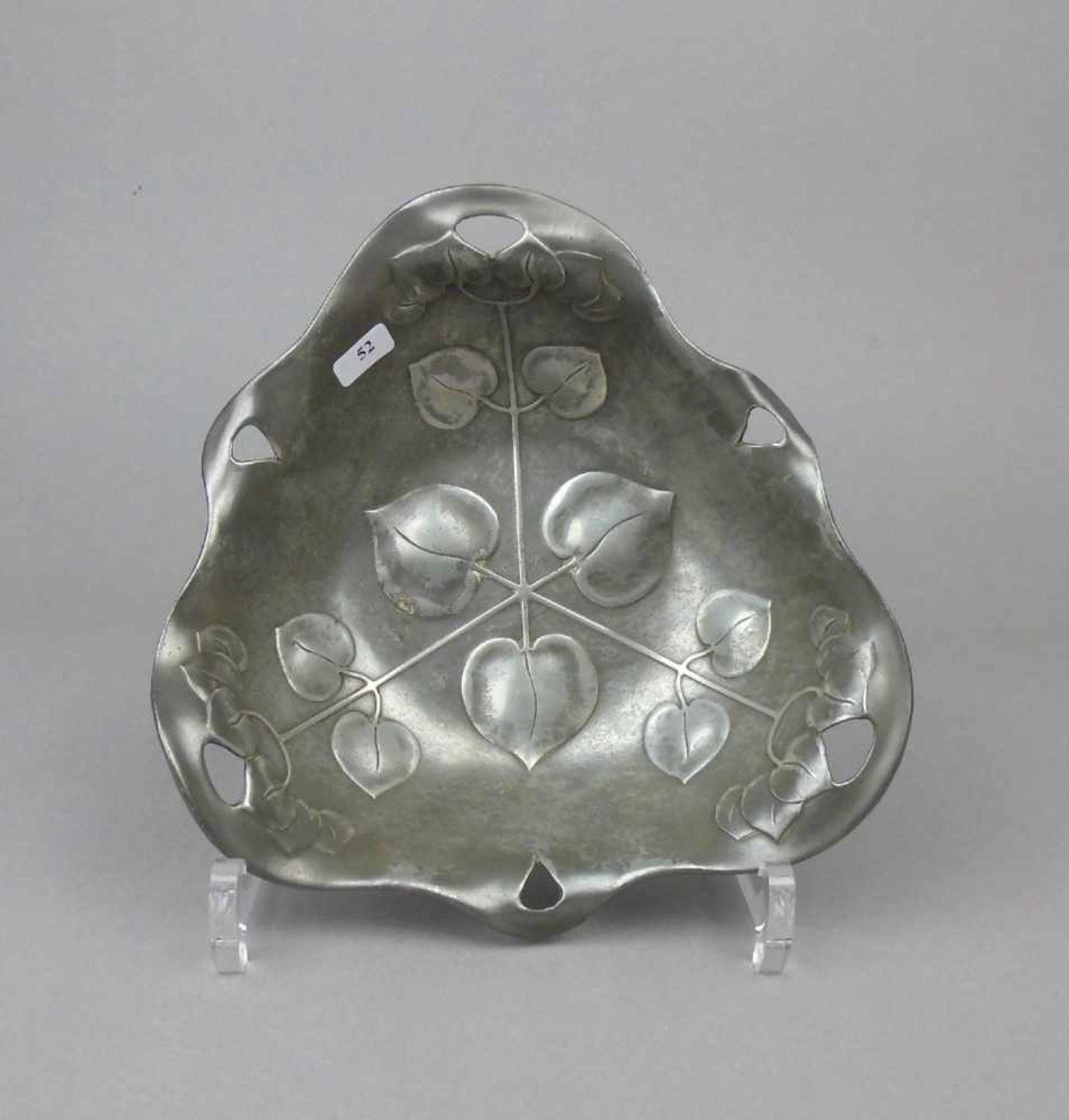 JUGENDSTIL - SCHALE / art nouveau pewter bowl, Zinn (ungemarkt), um 1900. Dreipassige Form mit