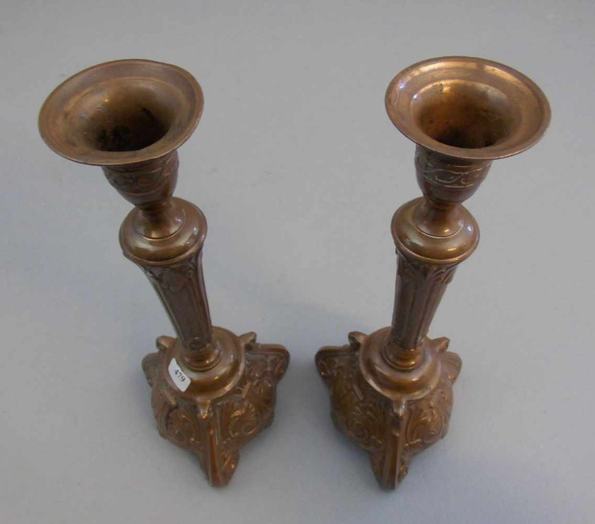 PAAR JUGENDSTIL - LEUCHTER / art nouveau candle stands, kupferfarben bronziertes Metall, um 1900. - Image 2 of 3