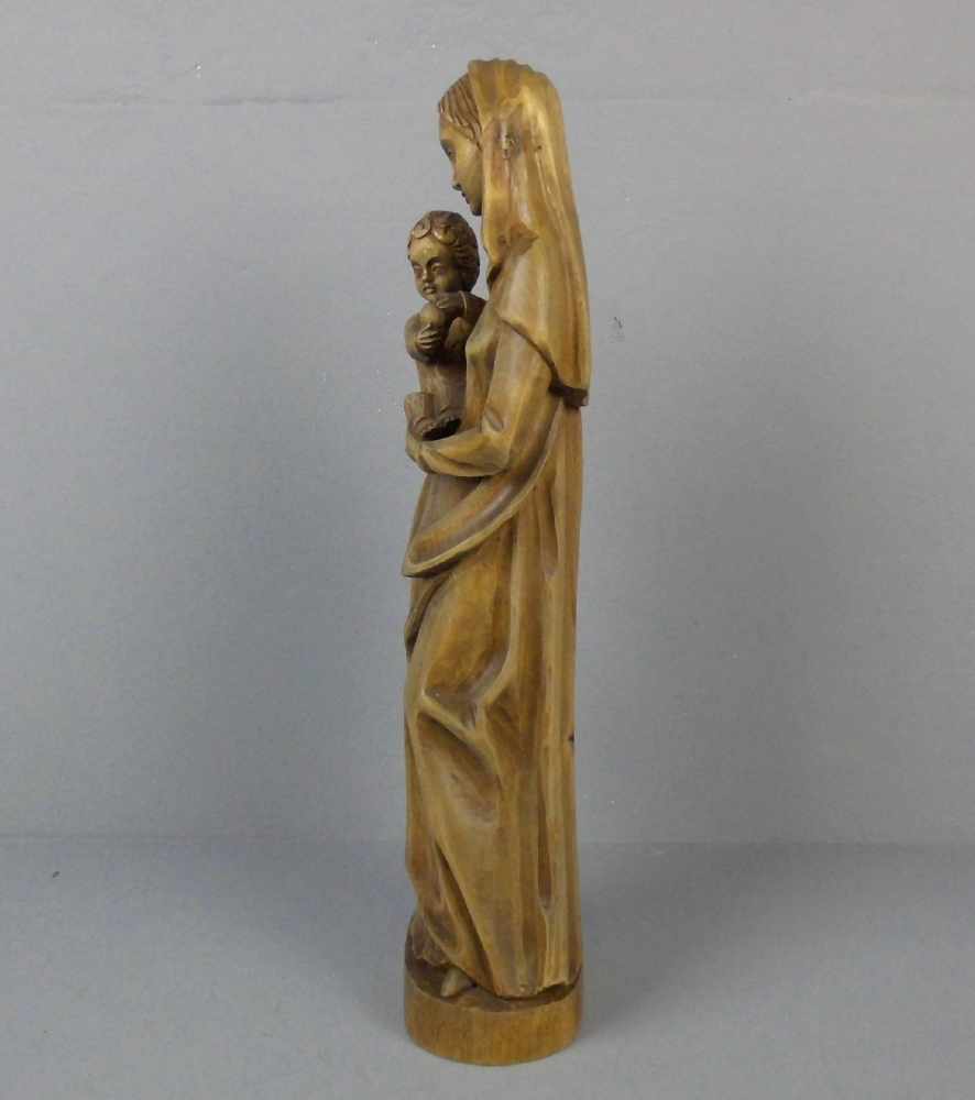 SKULPTUR: "Madonna mit dem Christuskind / Mutter und Kind", Eiche, geschnitzt, gearbeitet nach - Image 2 of 4