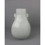 CHINESISCHE BLANC DE CHINE - VASE (ungemarkt), Karreestand, vierpassige und an den Ecken profilierte