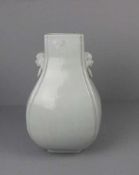 CHINESISCHE BLANC DE CHINE - VASE (ungemarkt), Karreestand, vierpassige und an den Ecken profilierte