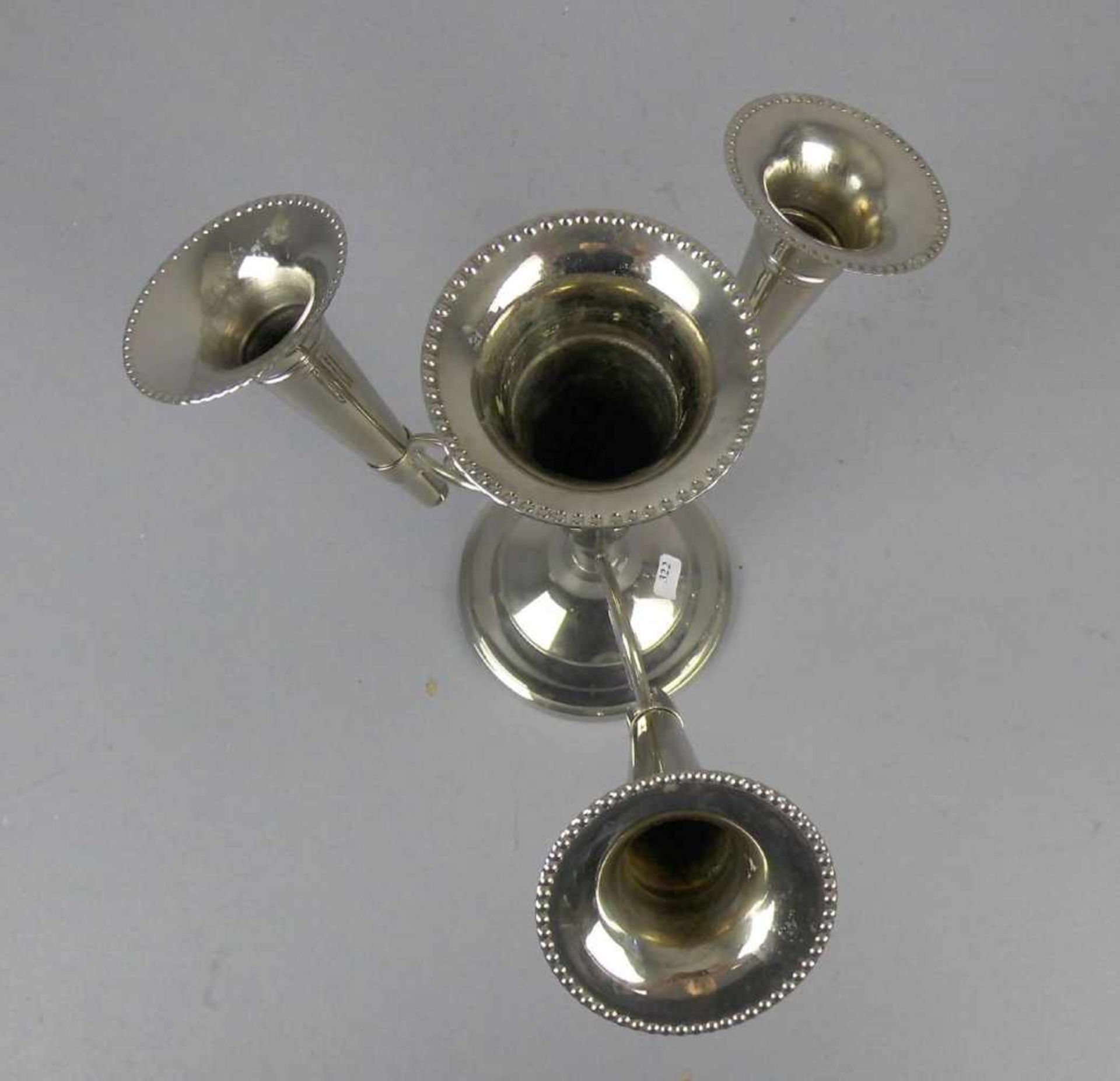 VASE, versilbertes Metall, vierteilig. Profilierter und aufgewölbter Rundstand mit trompetenförmiger - Image 3 of 6