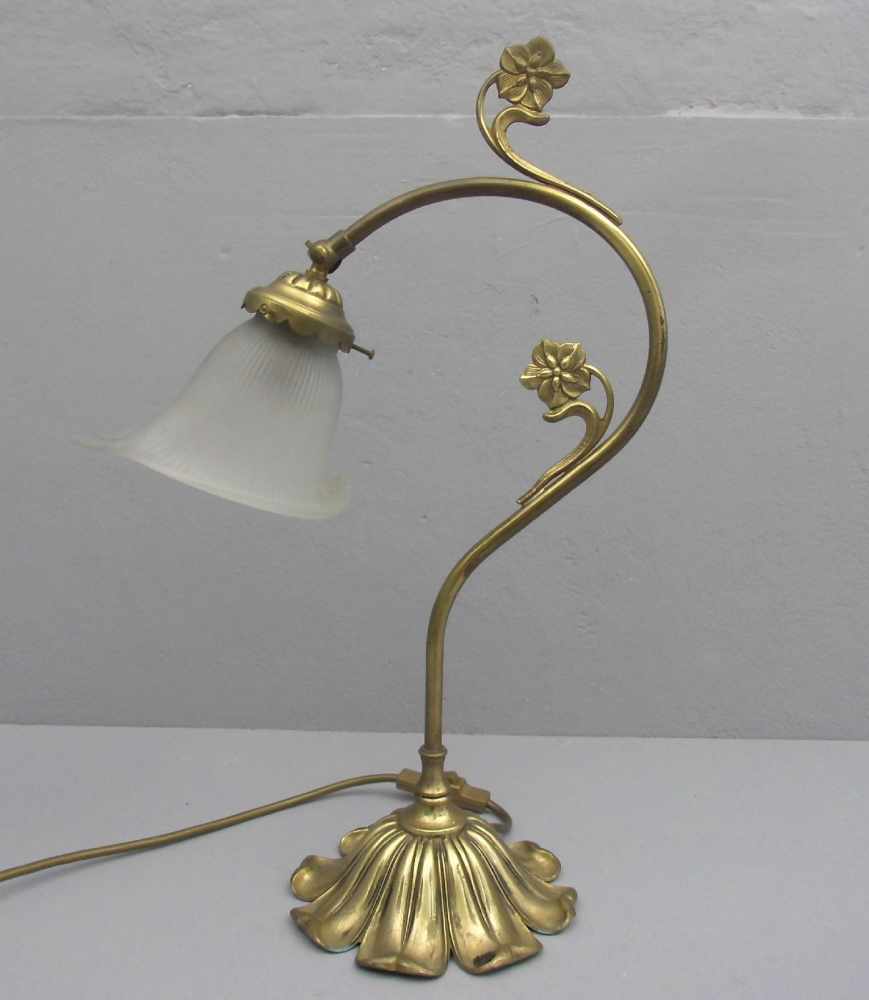 LAMPE / TISCHLAMPE im Stil des Jugendstils; aufgewölbter blütenförmiger Rosettenstand aus Messing, - Image 3 of 3
