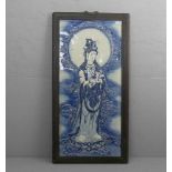 GROSSE PORZELLAN-PLAKETTE / PORZELLANBILD: "GUAN YIN", Porzellan, China. Reliefierte