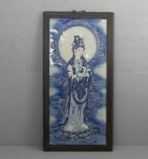 GROSSE PORZELLAN-PLAKETTE / PORZELLANBILD: "GUAN YIN", Porzellan, China. Reliefierte