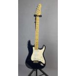 E-GITARRE: STRATOCASTER, gemarkt mit ungedeuteter Manufakturmarke, blauer Bodie / Body mit