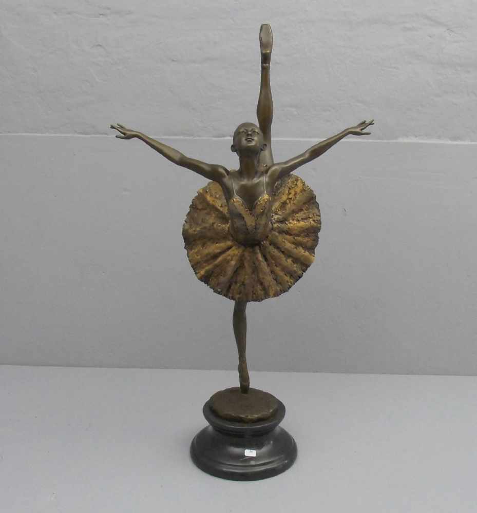 SKULPTUR: "Ballerina", Bronze, hellbraun patiniert und goldfarben akzentuiert, mit Gießerplakette "