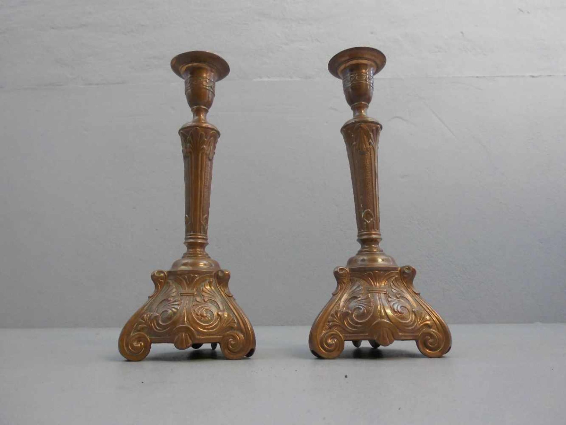 PAAR JUGENDSTIL - LEUCHTER / art nouveau candle stands, kupferfarben bronziertes Metall, um 1900. - Image 3 of 3