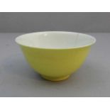 KOPPCHEN / KLEINE SCHALE / bowl, China, Porzellan, gelber Fond. Konische Form mit leicht