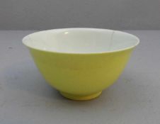 KOPPCHEN / KLEINE SCHALE / bowl, China, Porzellan, gelber Fond. Konische Form mit leicht