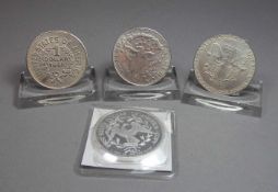 KONVOLUT DOLLAR - MÜNZEN / SILBERMÜNZEN, insgesamt 4 Münzen: 1) Replik - USA - Flowing Hair, 1974, 1