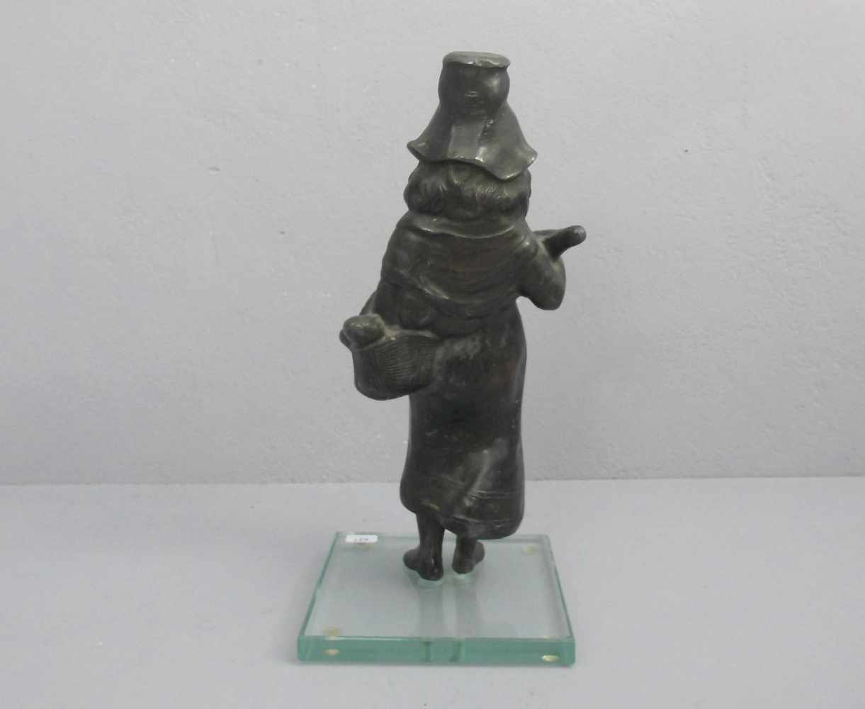 ANONYMUS (Bildhauer des 19./20. Jh.), Skulptur: "Mädchen mit Korb und Flasche / Rotkäppchen", - Image 3 of 3