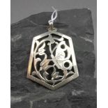 JUGENDSTIL SILBER-ANHÄNGER MIT FLORALDEKOR / art nouveau silver pendant, 830er Silber (5,5 g).