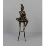 COLLINET, PIERRE (20./21. Jh.), Skulptur: "Junge Frau, auf einem Hocker sitzend", vertieft