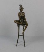 COLLINET, PIERRE (20./21. Jh.), Skulptur: "Junge Frau, auf einem Hocker sitzend", vertieft