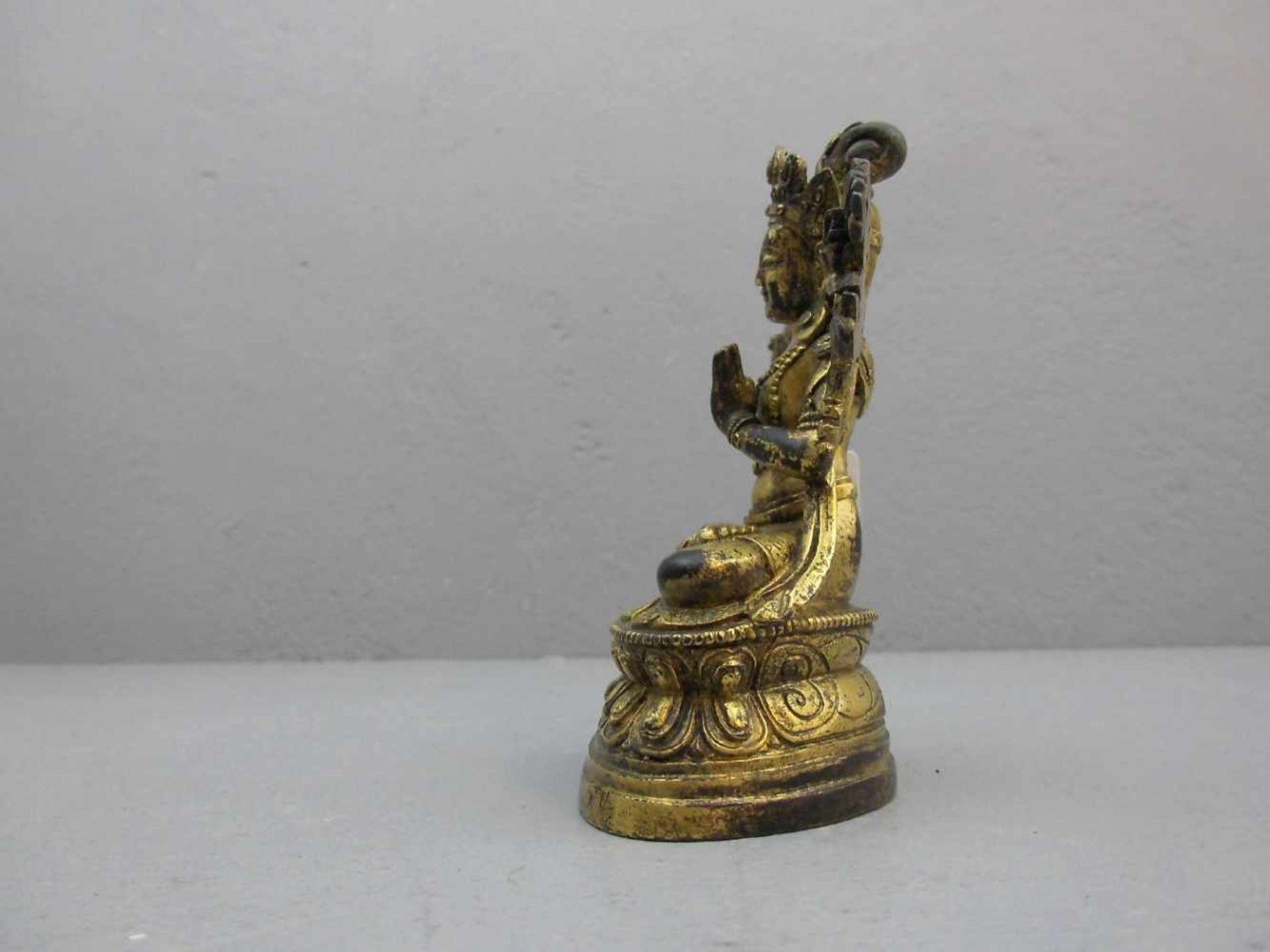 FIGUR: BUDDHA MANJUSHRI TARA, Asien. Bronze, dunkel und goldfarben patiniert. Buddha auf Lotussockel - Bild 4 aus 5