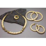 ELFENBEIN - SCHMUCKSET MIT GOLDFÄDEN, Kette, 2 Armreifen, Ring und Creolen. Verschluss und