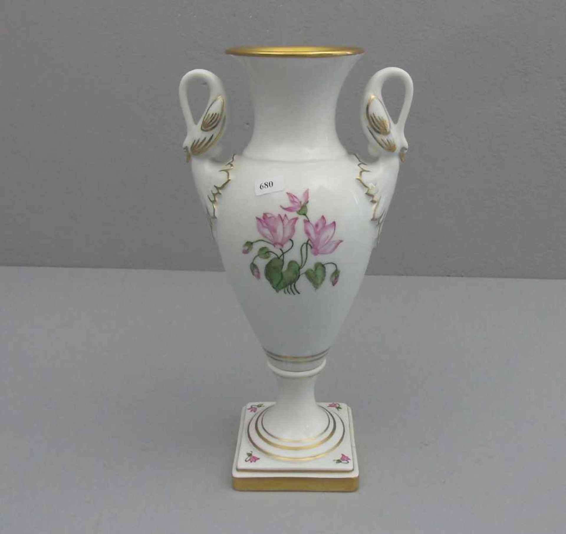 VASE IN AMPHORENFORM mit figürlichen Schwanenhandhaben, Porzellan, Manufaktur Kaiser. Amphorenvase