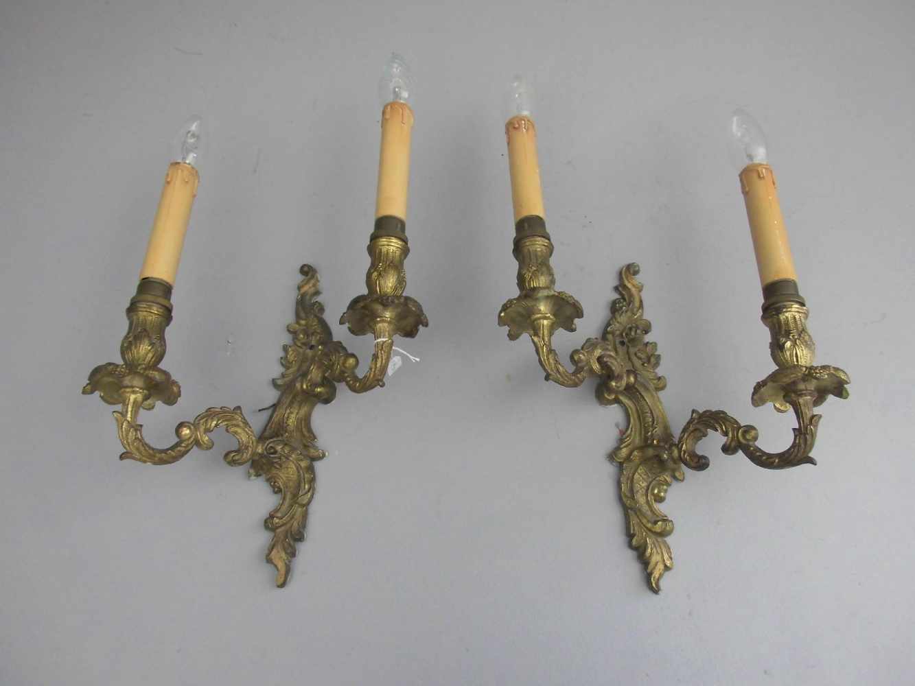 PAAR WANDLEUCHTER / scones, 1.H. 20 Jh., Gelbguss, jeweils 2-flammig elektrifiziert (ungeprüft).