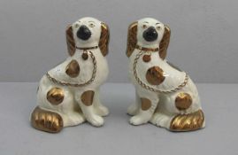 PAAR KAMINHUNDE, sog. Kapitänshunde, Keramik, heller Scherben, Staffordshire / England, um 1900,