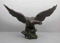 MONOGRAMMIST (EJM, 19./20. Jh.), Skulptur: "Adler", bronzierte Keramik mit montierten Glasaugen,