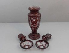 KONVOLUT BÖHMISCHES GLAS, rot lasiert und mit geschliffenem / geätztem Dekor: VASE, 2 WINDLICHT-