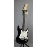 E-GITARRE : FENDER SQUIER BULLET STRAT, Schwarzer Bodie / Body mit weißem Schlagbrett, Tonregler