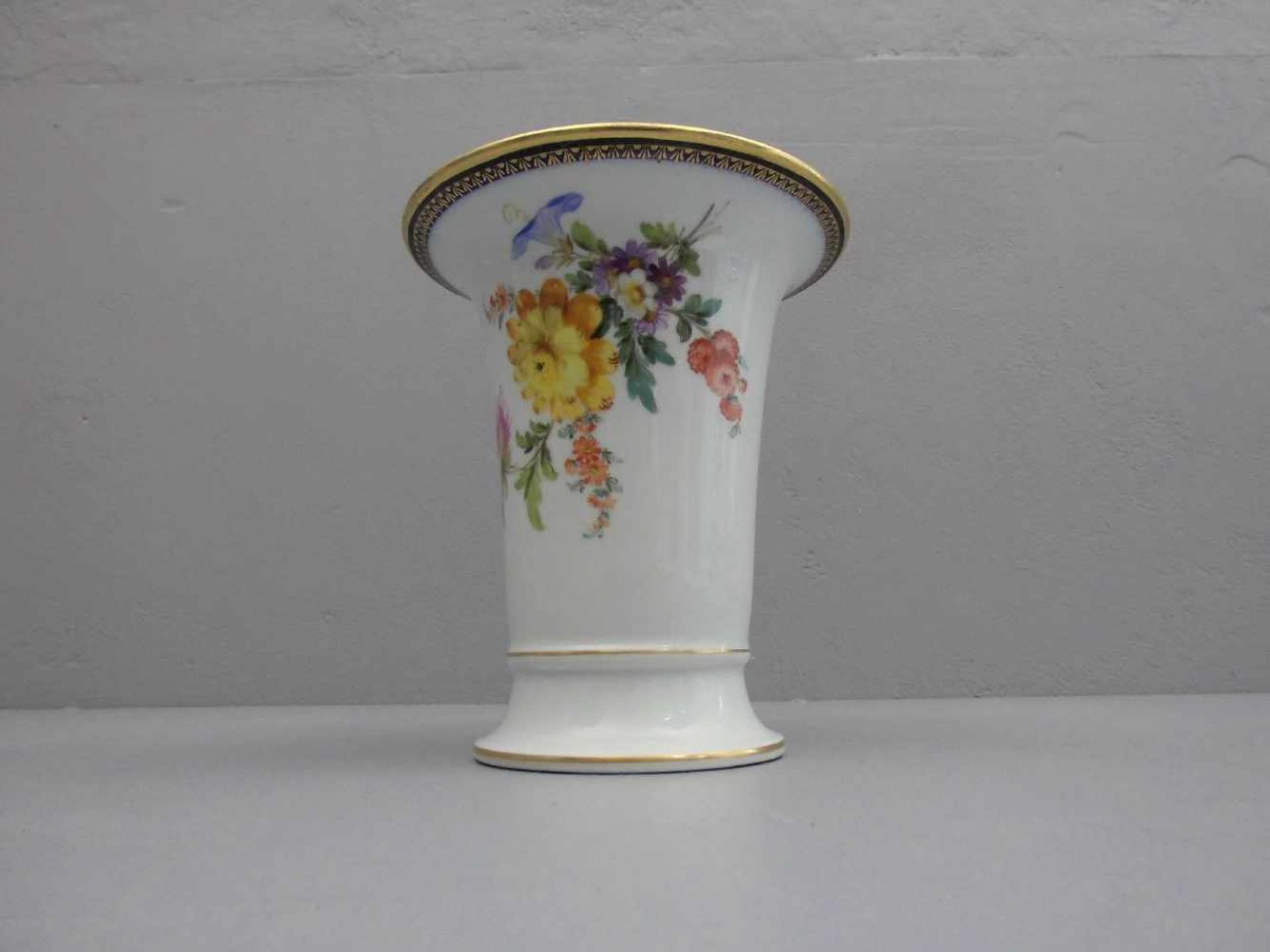 VASE, Porzellan, Manufaktur Meissen, unterglasurblaue Schwertermarke mit oberem Punkt, sog. - Bild 5 aus 5