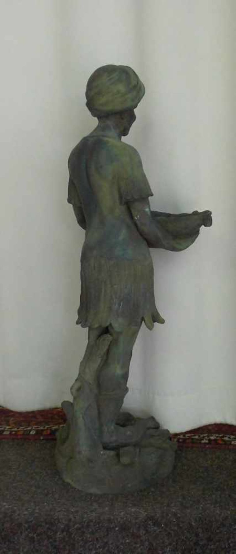 ANONYMUS (20. Jh.), Skulptur / sculpture: "Mohr", Bronze mit grüner Patina. Auf rundem Felspostament - Image 4 of 4