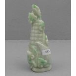 SKULPTUR: "Maiskolben", Jade, China, 2. Hälfte 20. Jh., stilisiert gearbeiteter Maiskolben als